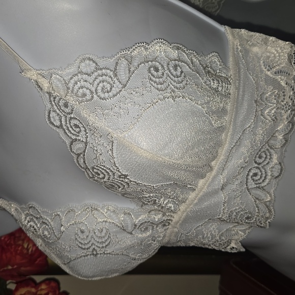 Elegant Lace Bralette in White - Picture 3 of 7